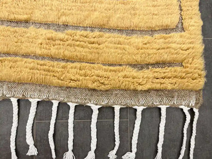 Finition franges du tapis berbère Beni Ouarain, laine 100% naturelle, design élégant.