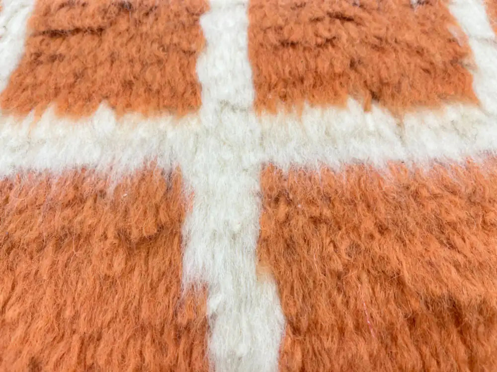 Gros plan sur la laine du tapis Beni Ouarain marron, tissage artisanal berbère