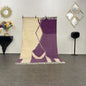 Vue d’ensemble du tapis en laine Beni Ouarain fait main, motifs géométriques violets sur fond écru, tissé dans le Haut Atlas marocain.