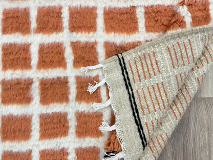 Détail du dos du tapis Beni Ouarain marron, laine et tissage traditionnel marocain