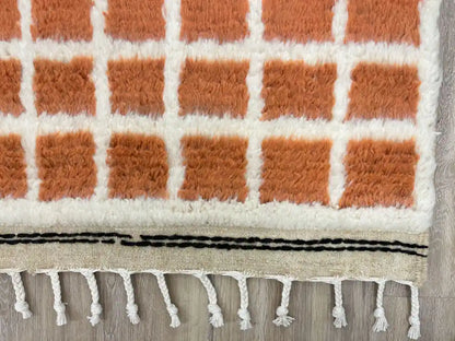 Franges torsadées d’un tapis Beni Ouarain marron, finitions artisanales marocaines