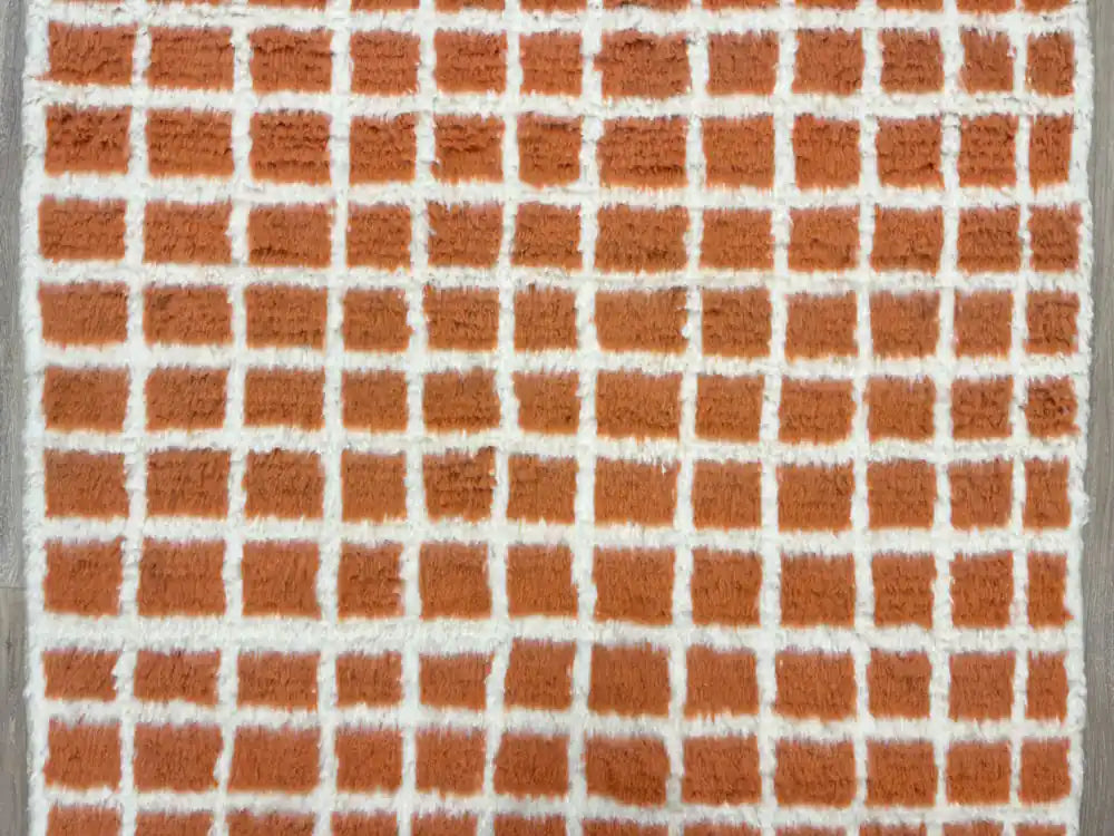 
Texture épaisse et moelleuse d’un tapis Beni Ouarain marron en laine, style berbère