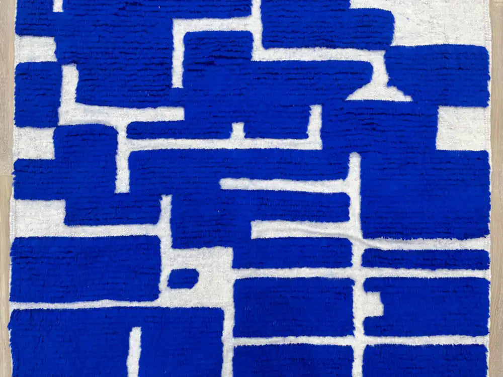 Tapis Beni Ouarain avec motif bleu en laine naturelle, fait main