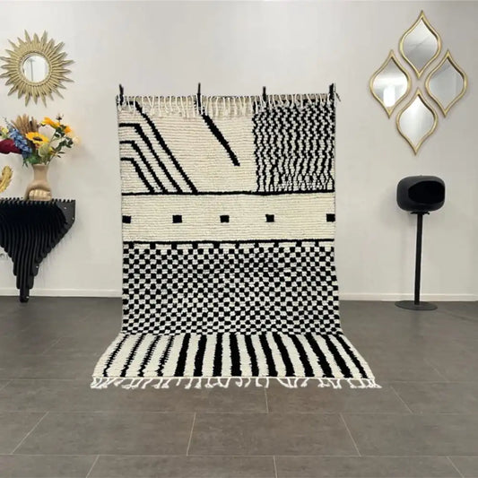 Tapis Beni Ouarain noir et blanc fait main, tapis berbère authentique pour décoration marocaine