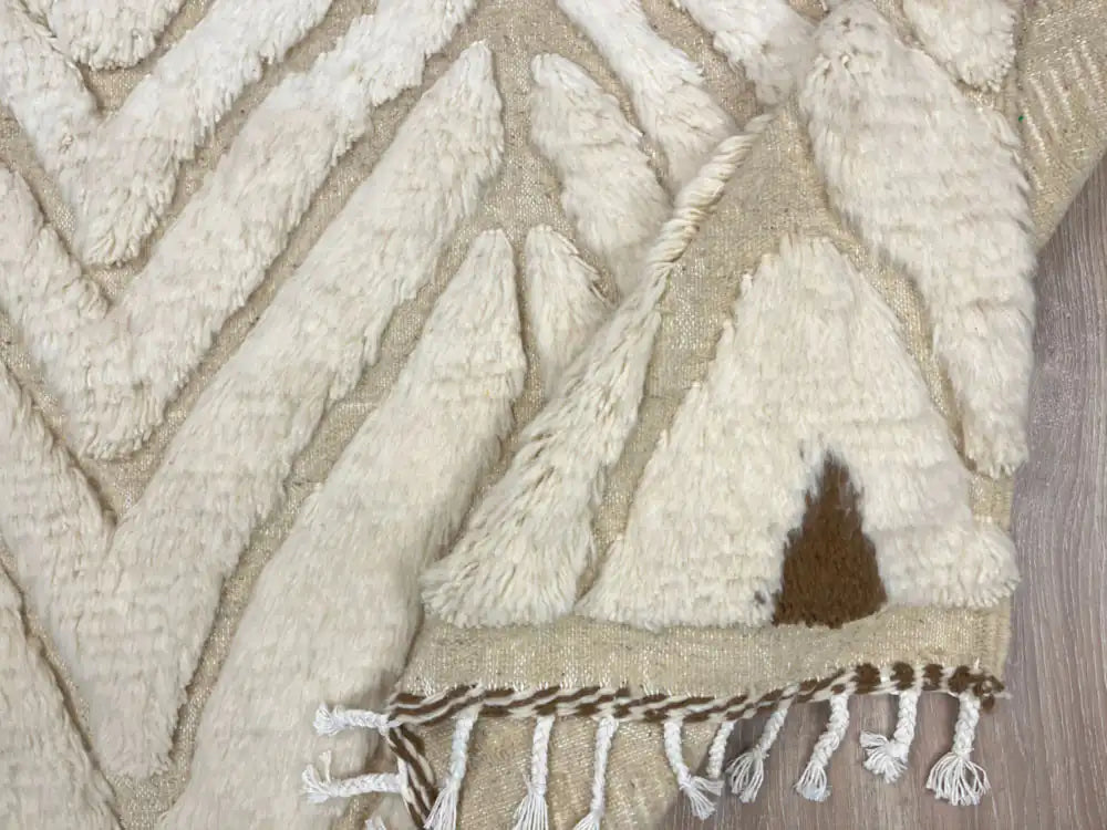 Tapis Beni Ouarain blanc en laine naturelle, noué main au Maroc, artisanat berbère