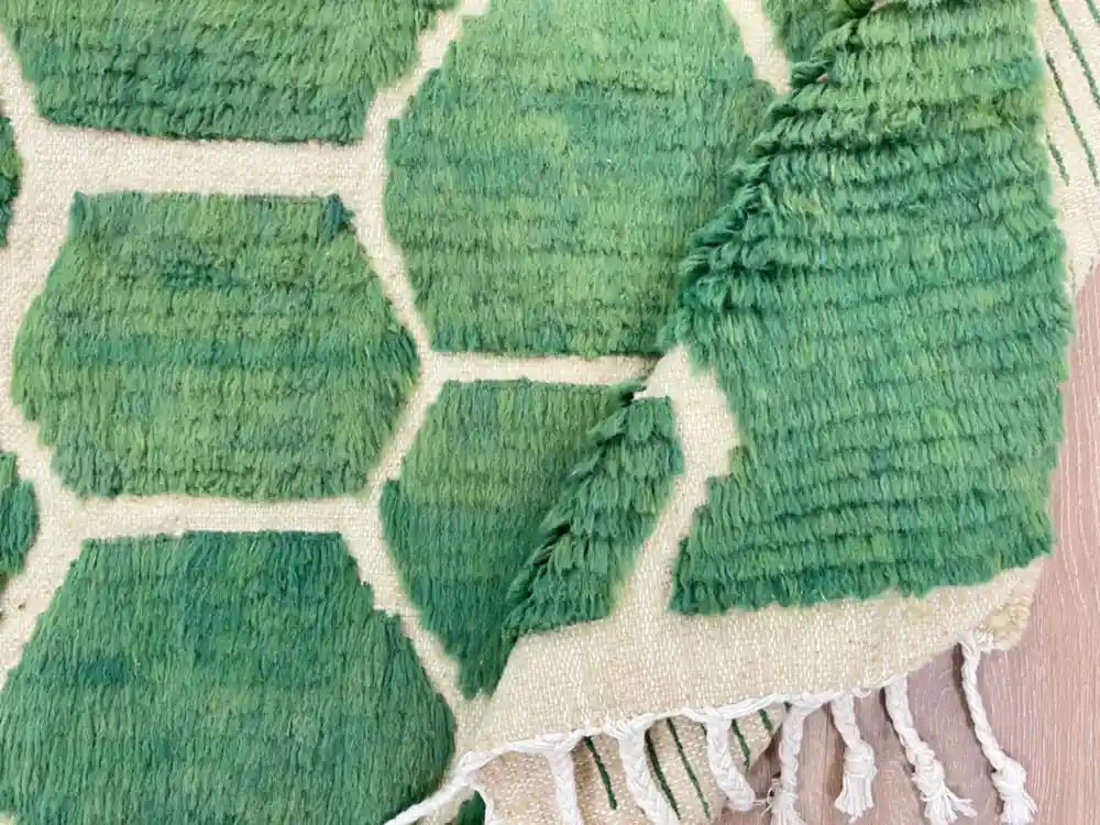 Vue du revers d’un tapis Beni Ouarain tissé artisanalement avec motifs symétriques