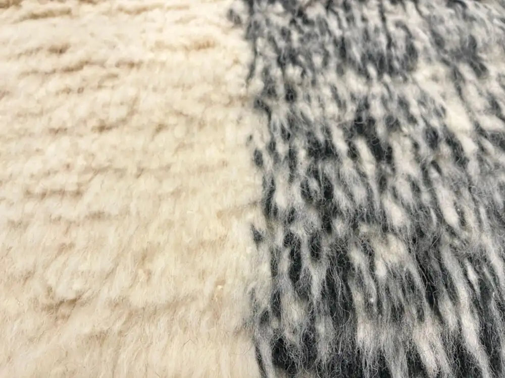 Tapis Beni Ouarain blanc en laine naturelle, fait main au Maroc