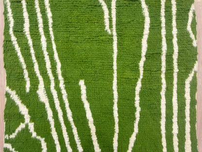 Tapis Beni Ouarain vert à motifs blancs en laine, fait main au Maroc