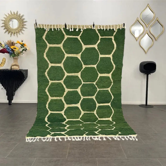 Tapis Beni Ouarain vert posé dans un salon moderne au style marocain épuré