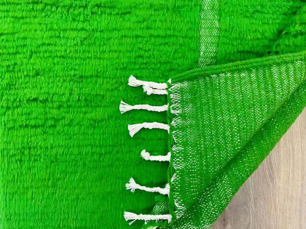 Détails du dos d’un tapis Beni Ouarain vert, laine et tissage marocain traditionnel