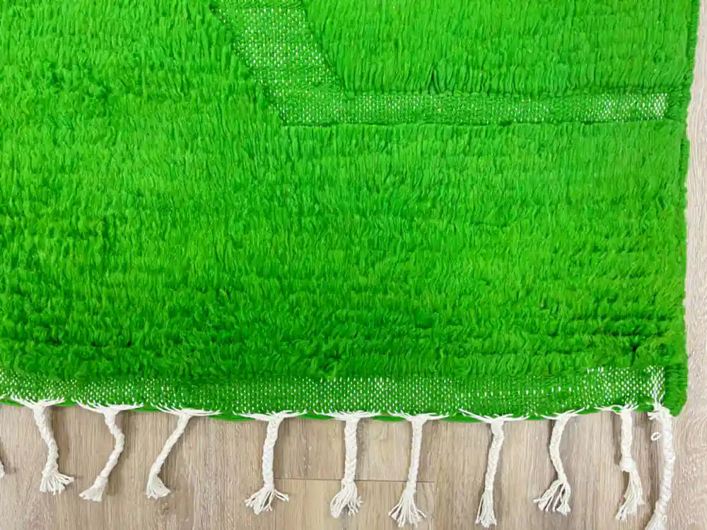 Franges nouées d’un tapis Beni Ouarain vert en laine naturelle, artisanat marocain