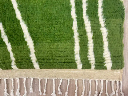Franges nouées d’un tapis Beni Ouarain vert en laine naturelle, finition artisanale marocaine