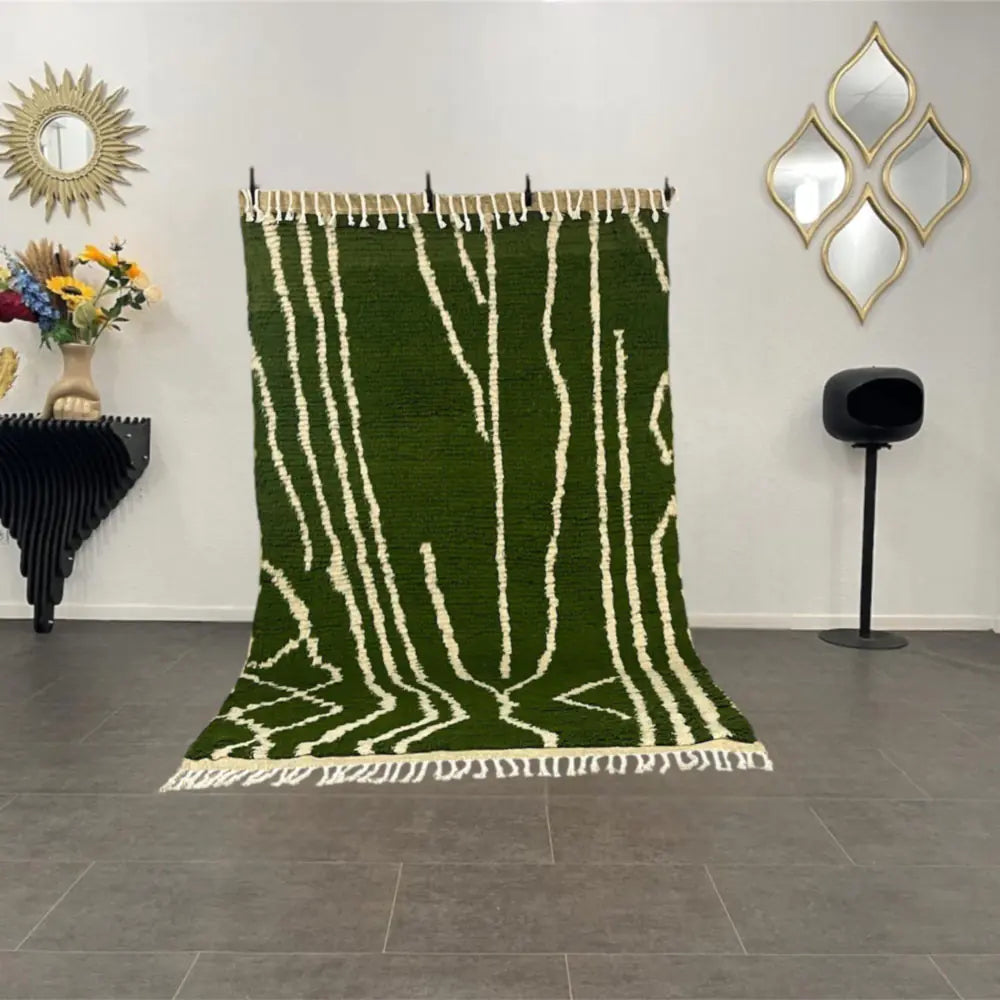 Tapis Beni Ouarain vert décorant un salon contemporain, style bohème chic marocain