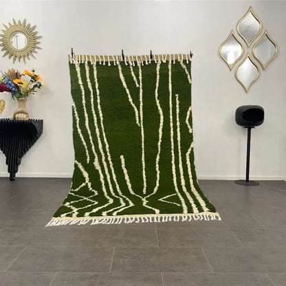 Tapis Beni Ouarain vert décorant un salon contemporain, style bohème chic marocain