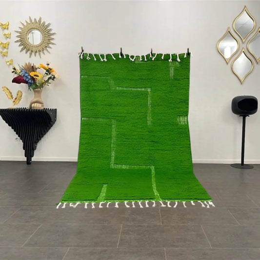 Tapis Beni Ouarain vert décorant un salon moderne, style bohème marocain