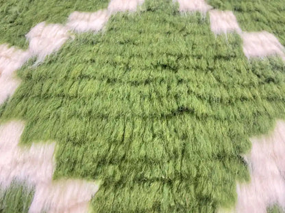 Texture douce et épaisse d’un tapis Beni Ouarain vert en laine, style berbère traditionnel