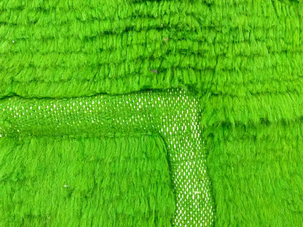 Texture douce d’un tapis Beni Ouarain vert en laine épaisse, style berbère
