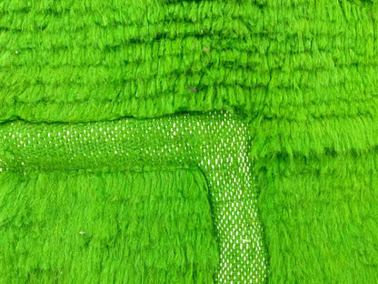 Texture douce d’un tapis Beni Ouarain vert en laine épaisse, style berbère