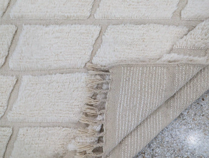 Vue arrière d’un tapis Beni Ouarain blanc, montrant les finitions du tissage artisanal