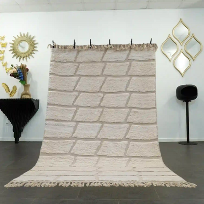  Vue d’ensemble d’un tapis Beni Ouarain blanc, fait main en laine naturelle, au design épuré et géométrique