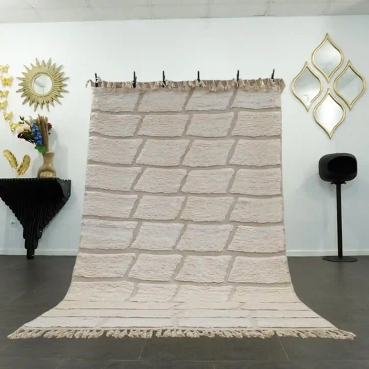  Vue d’ensemble d’un tapis Beni Ouarain blanc, fait main en laine naturelle, au design épuré et géométrique