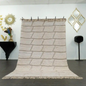  Vue d’ensemble d’un tapis Beni Ouarain blanc, fait main en laine naturelle, au design épuré et géométrique