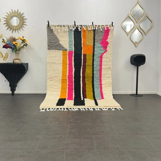 Tapis berbère fait main en laine naturelle, pièce unique du Maroc