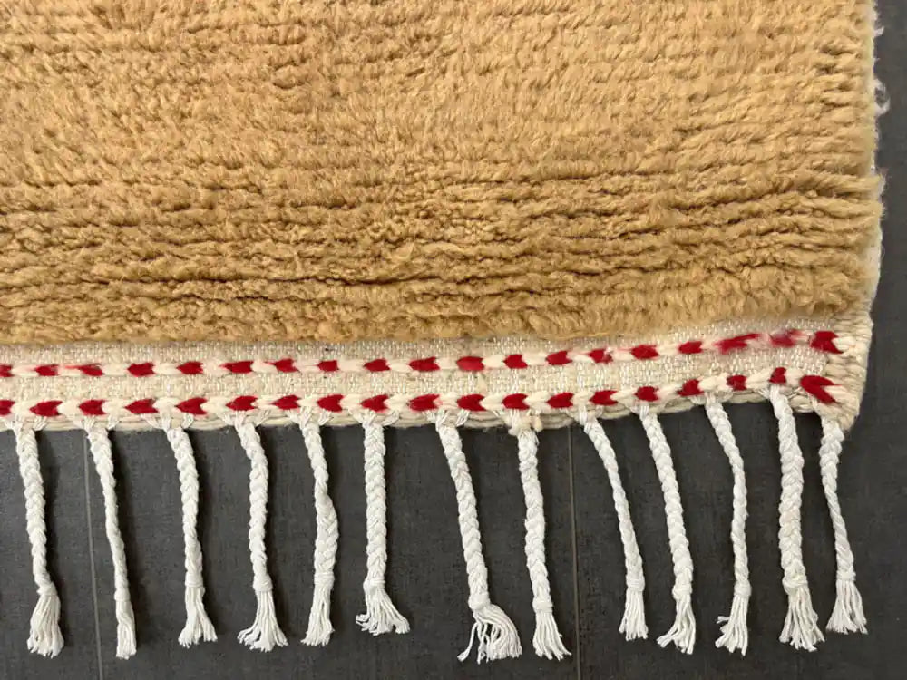 Bordure du tapis berbère azilal, franges blanches, décoration berbère