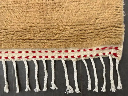 Bordure du tapis berbère azilal, franges blanches, décoration berbère