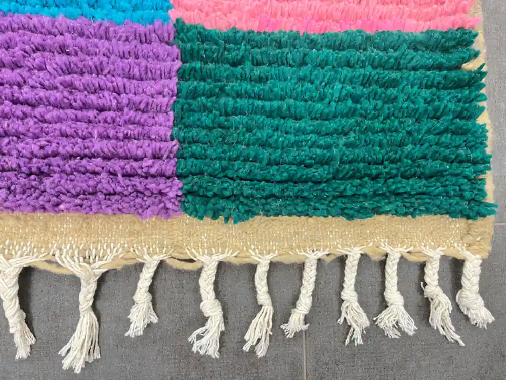 Franges nouées à la main d’un tapis berbère Azilal, finition artisanale traditionnelle