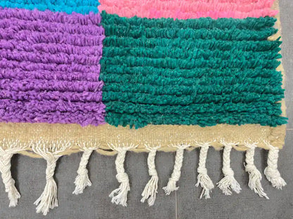 Franges nouées à la main d’un tapis berbère Azilal, finition artisanale traditionnelle