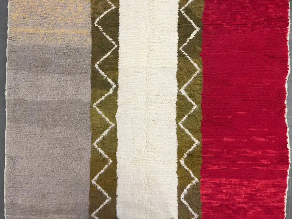 Gros plan sur un tapis berbère azilal blanc à motifs colorés, texture moelleuse et laine épaisse