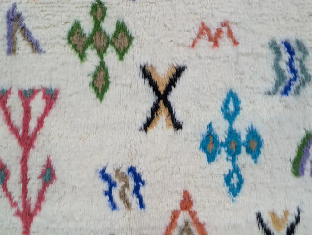 Tapis berbere Azilal en laine, motifs géométriques zoomés, idéal pour une chambre ou un intérieur moderne marocain.