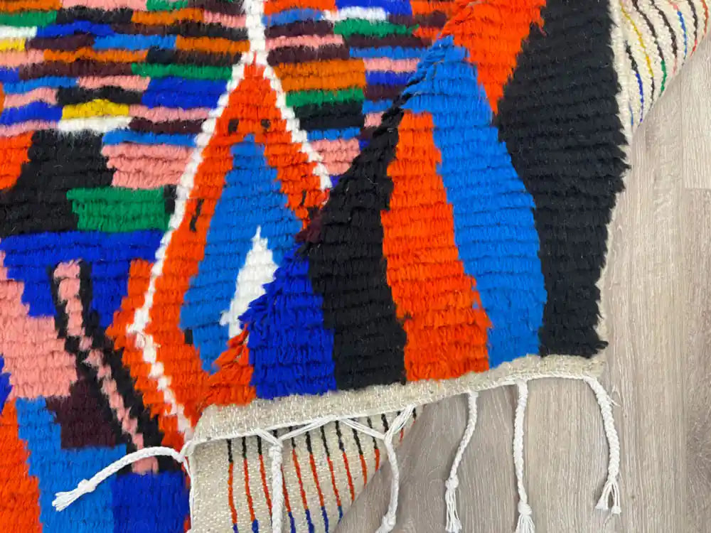  Motifs graphiques colorés d’un tapis berbère Azilal