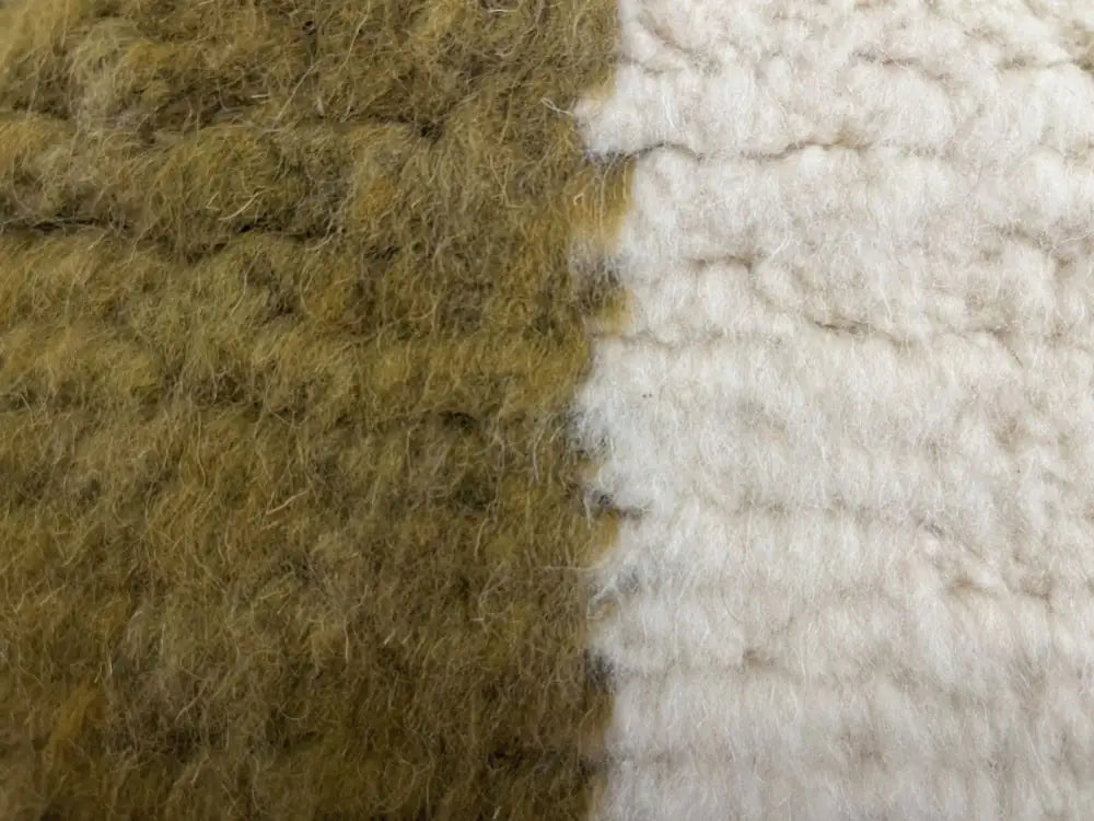 Détail laineux d’un tapis berbère azilal authentique, style marocain traditionnel