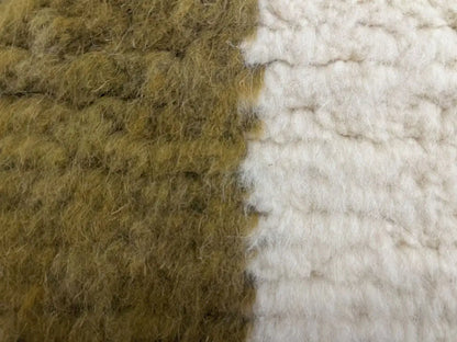 Détail laineux d’un tapis berbère azilal authentique, style marocain traditionnel