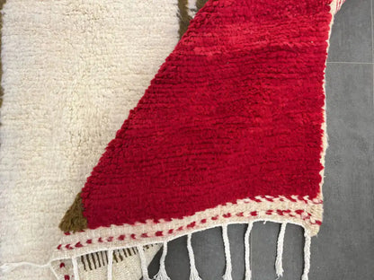 Revers tissé d’un tapis berbère azilal, qualité artisanale marocaine en laine colorée