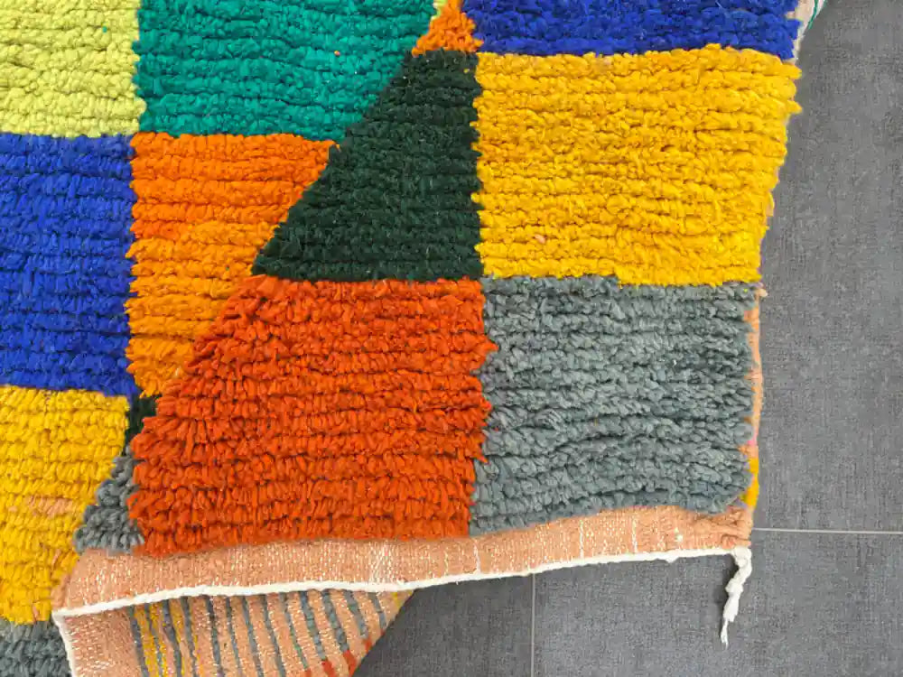 Tapis berbère Azilal fait main, fabrication artisanale marocaine en laine naturelle