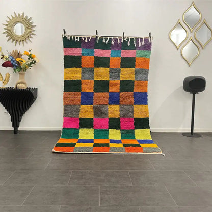 Vue d’ensemble d’un tapis berbère Azilal en laine colorée, décoration marocaine traditionnelle
