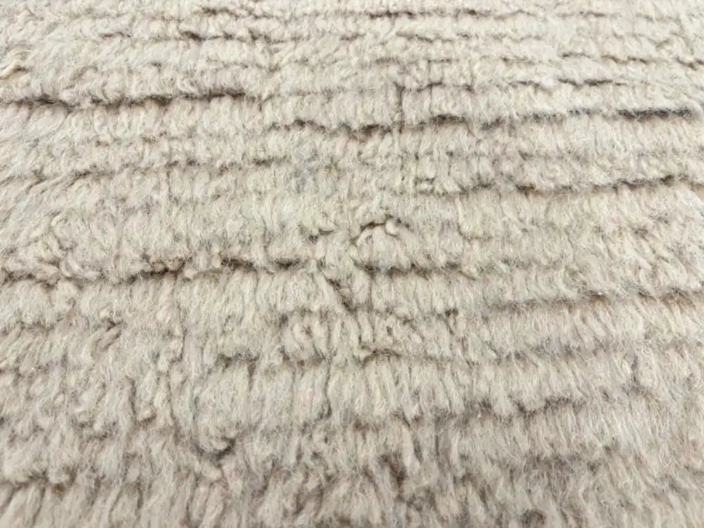 Zoom sur la texture épaisse du tapis Beni Ouarain, laine douce et tissage artisanal marocain.
