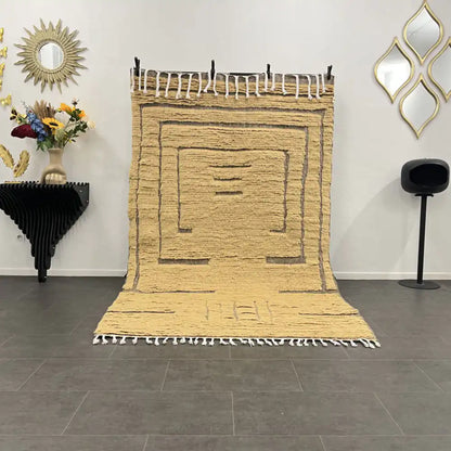Tapis Beni Ouarain installé dans un salon moderne, décoration marocaine chic et chaleureuse.
