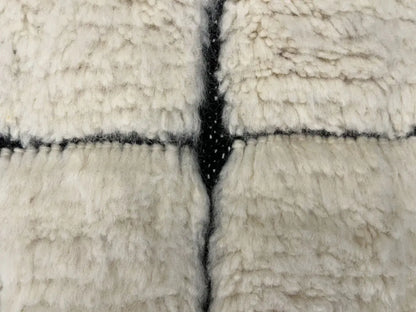 Zoom sur la texture épaisse du tapis Beni Ouarain, laine douce et tissage artisanal marocain.