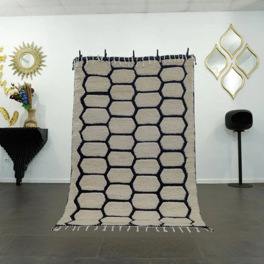 Tapis berbere Beni Ouarain en laine naturelle vu en entier avec motifs géométriques noirs
