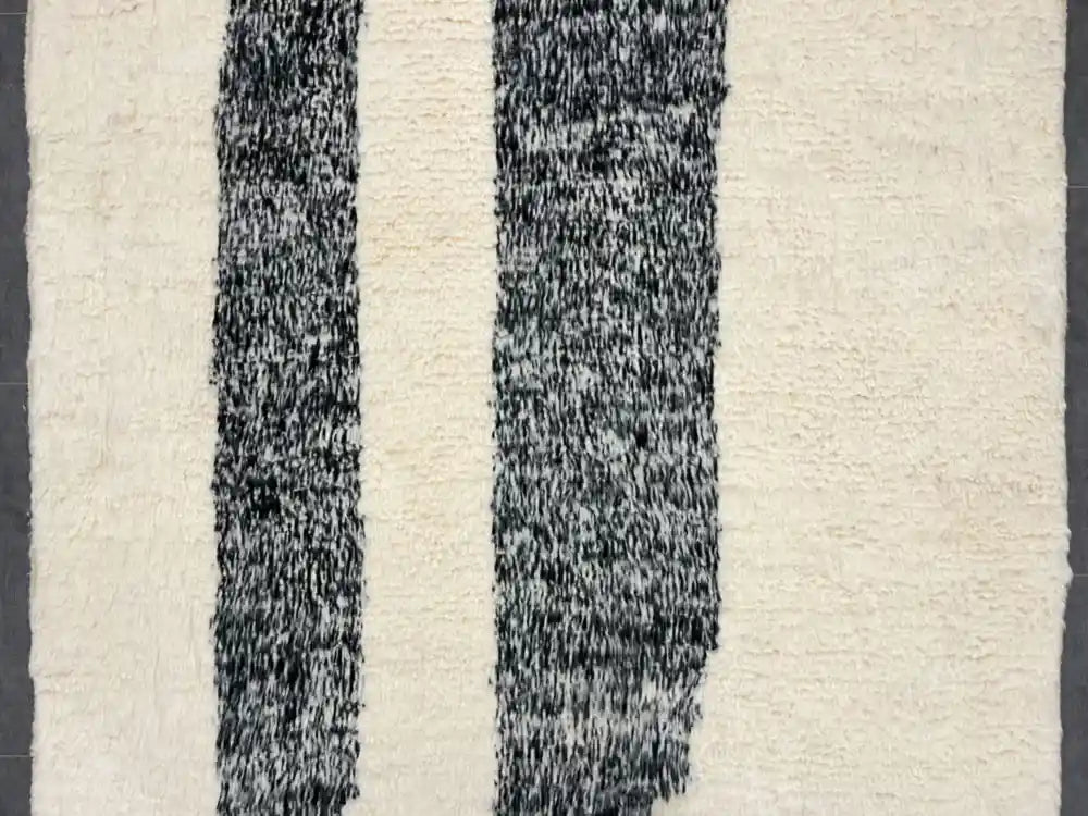 Tapis berbère Beni Ouarain blanc en laine naturelle de mouton, tapis marocain traditionnel fait main, artisanat authentique du Maroc