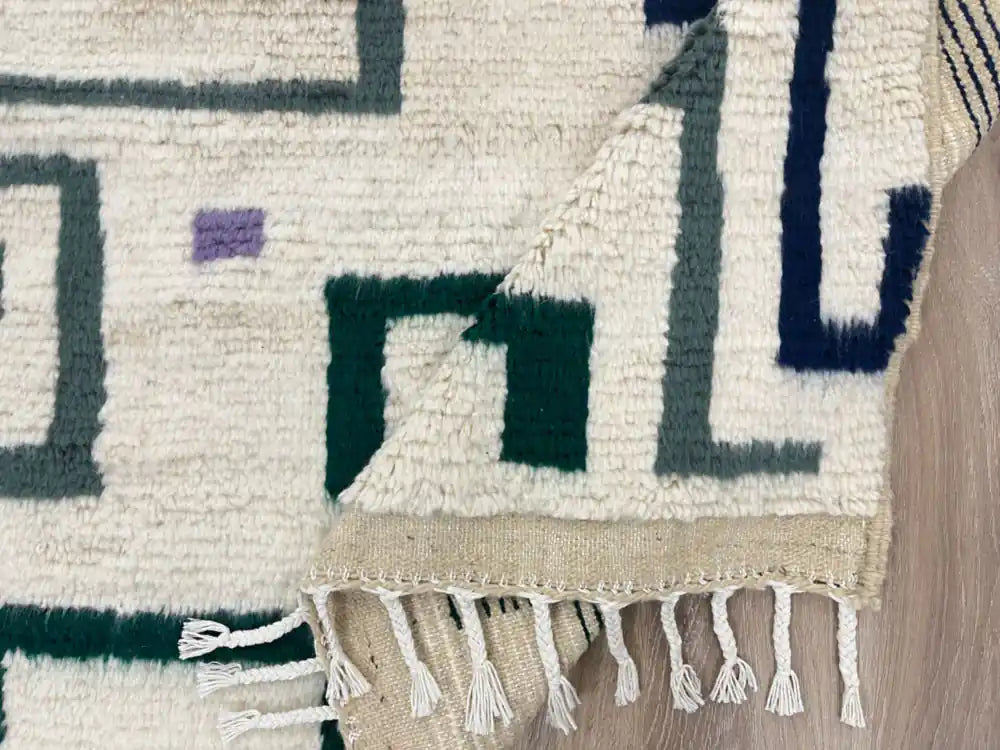 Tapis berbère Beni Ouarain blanc en laine naturelle, tissé main.