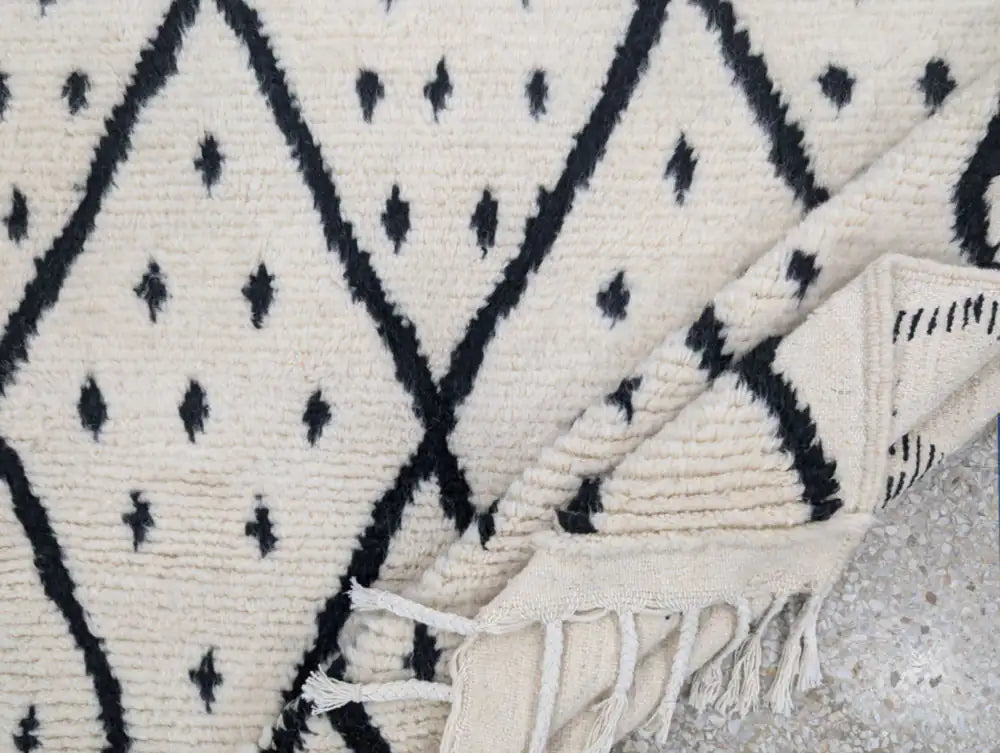 Tapis Beni Ouarain noir et blanc en laine naturelle, décoration berbère