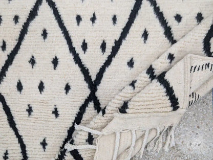 Tapis Beni Ouarain noir et blanc en laine naturelle, décoration berbère