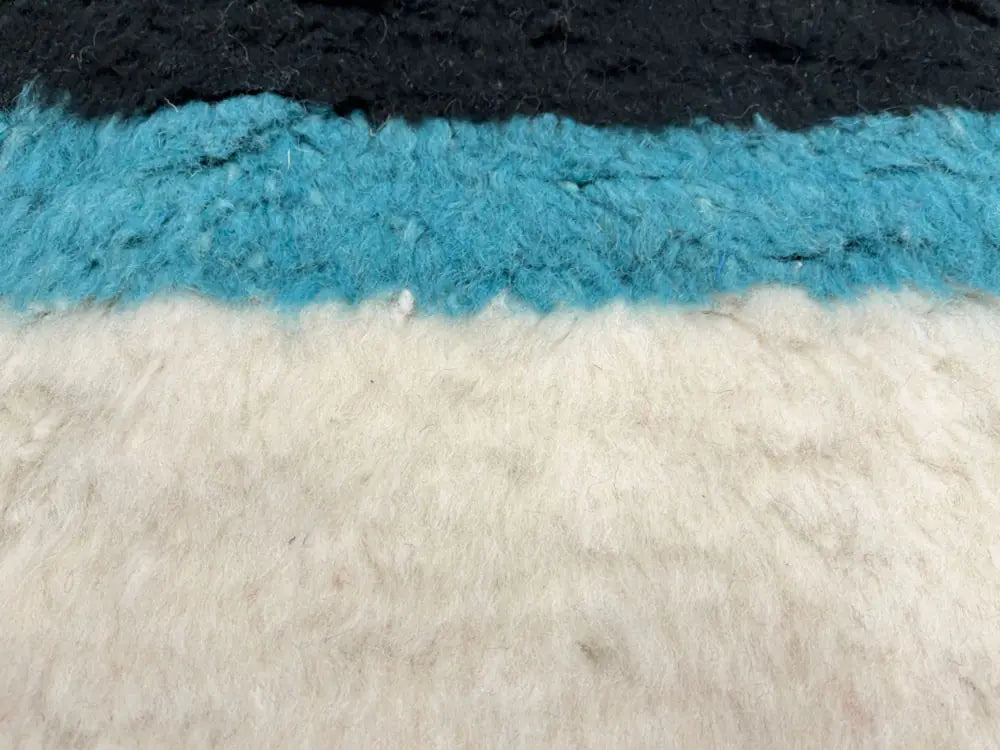 Détail de la laine naturelle sur un tapis berbère en laine, qualité artisanale haut de gamme.