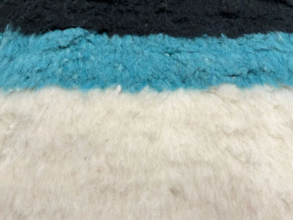 Détail de la laine naturelle sur un tapis berbère en laine, qualité artisanale haut de gamme.