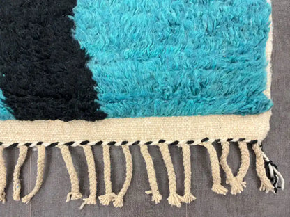 Bordure et franges d’un tapis berbère en laine, tissage traditionnel marocain.